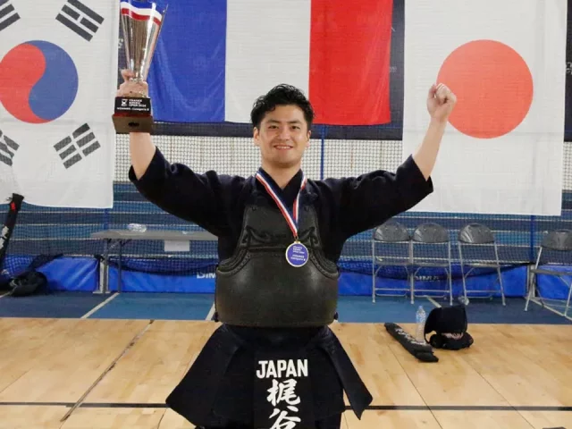 プロ剣道家梶谷彪雅が初の国際大会フランスオープン大会で優勝するまでの道のり、対戦相手との戦い、そして決勝戦とエキシビジョンマッチの様子を語ります。剣道技術と心構えの重要性を学べます。